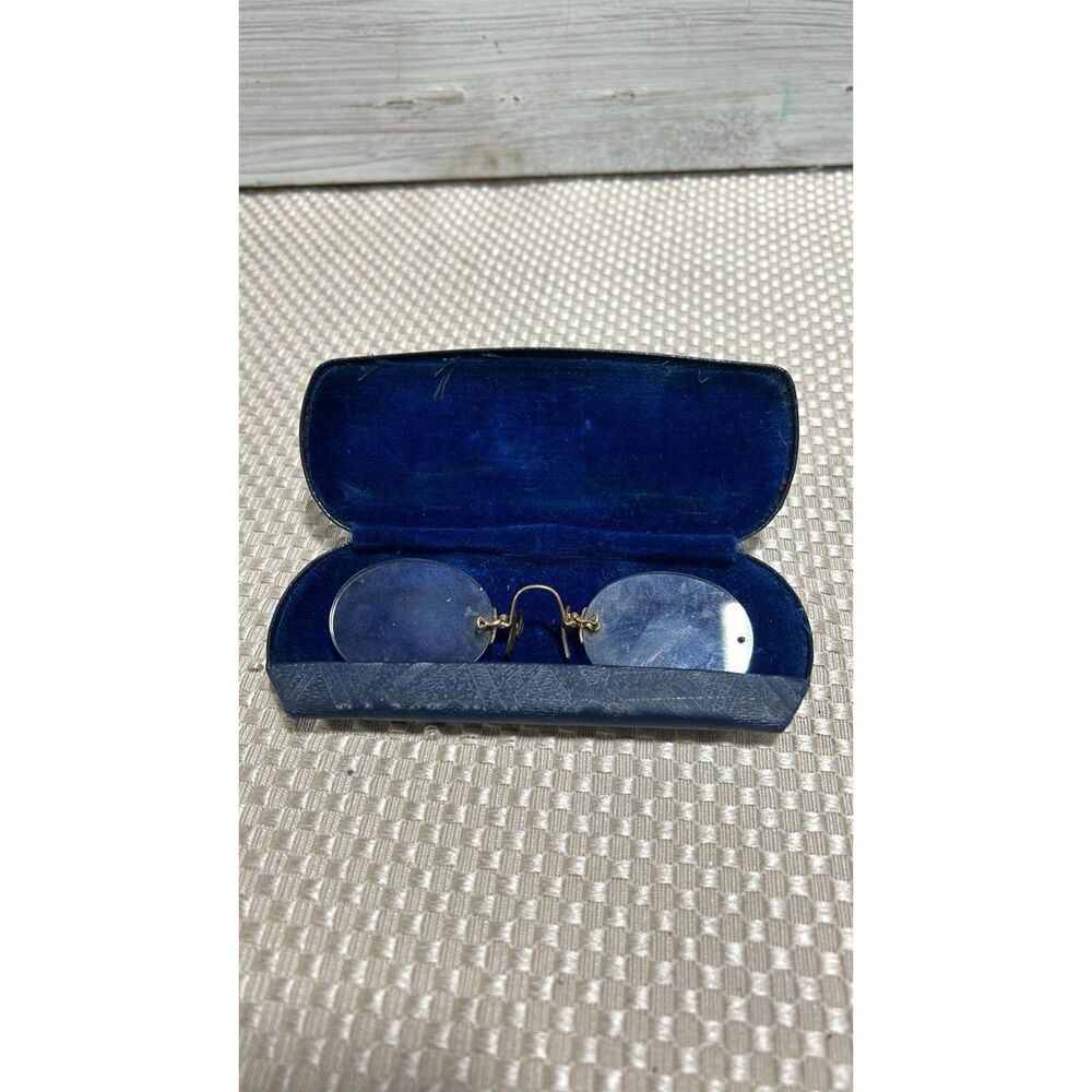 Antique Reading Glasses case From V.B. Hyslop ,M.D. Madison WIS.